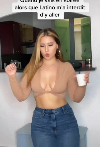 Guapísima Anissa enseña escote con Atractivos Top Corto Beige