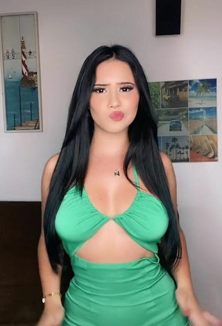 2. Atractiva Anissa Enseña Escote Con Seductores Vestido Verde Sin Brasier Y Tetas Saltarinas