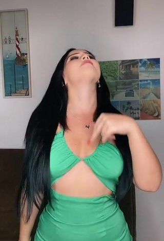 4. Atractiva Anissa Enseña Escote Con Seductores Vestido Verde Sin Brasier Y Tetas Saltarinas