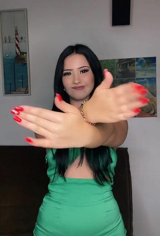 6. Atractiva Anissa Enseña Escote Con Seductores Vestido Verde Sin Brasier Y Tetas Saltarinas