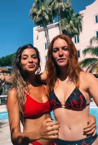 6. Hermosa Anna Ciati Enseña Escote Con Bikini