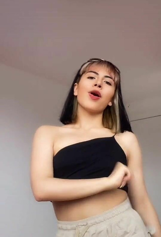 Sexy Arelí Loaiza con Top Corto Negro