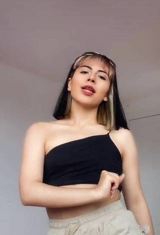 2. Sexy Arelí Loaiza Con Top Corto Negro