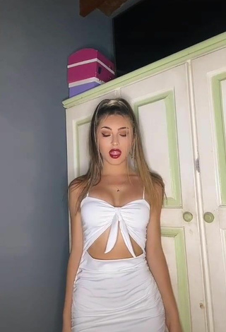 Sexy Ariadna Leyes enseña escote con Vestido Blanco