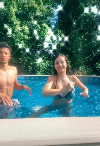 Caliente Arianna Roman enseña escote con Sujetador de Bikini en la piscina