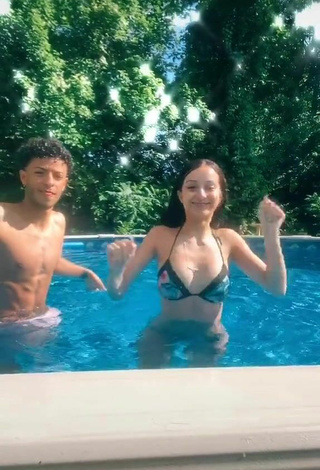 2. Caliente Arianna Roman Enseña Escote Con Sujetador De Bikini En La Piscina