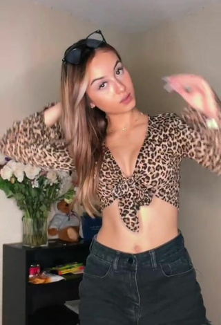 2. Sexy Arianna Roman Enseña Escote Con Top Corto Leopardo