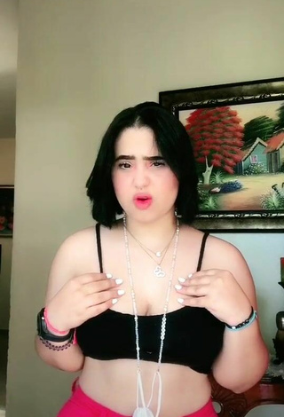 Atractiva Arianny Henriquez enseña escote con Seductores Top Corto Negro