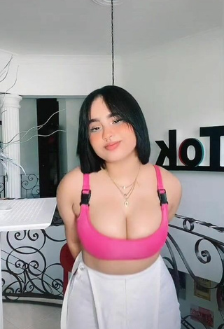 1. Hermosa Arianny Henriquez Enseña Escote Con Top Corto Rosa