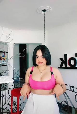 5. Más Caliente Arianny Henriquez Enseña Escote Con Top Corto Rosa