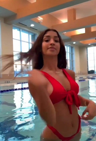 Increíble Ava Justin enseña escote con Bikini Rojo en la piscina