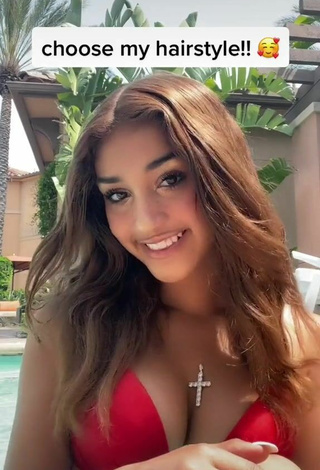 1. Hermosa Ava Justin Enseña Escote Con Sujetador De Bikini En La Piscina