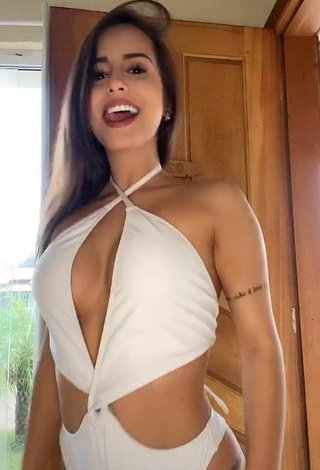 4. Sexy Bianca Jesuino Enseña Escote Con Traje De Baño Blanco