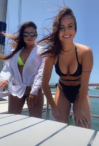 2. Guapísima Bianca Jesuino Enseña Escote Con Atractivos Bikini Negro En Un Barco