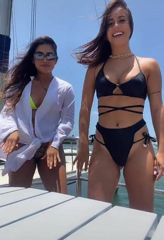 3. Guapísima Bianca Jesuino Enseña Escote Con Atractivos Bikini Negro En Un Barco