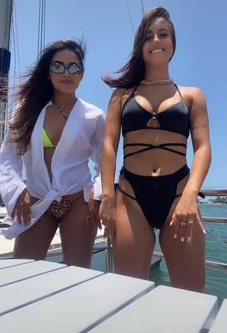 4. Guapísima Bianca Jesuino Enseña Escote Con Atractivos Bikini Negro En Un Barco