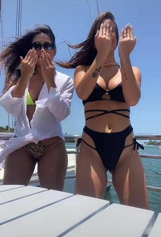 6. Guapísima Bianca Jesuino Enseña Escote Con Atractivos Bikini Negro En Un Barco