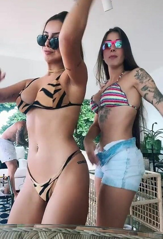 2. Más Caliente Bianca Jesuino Enseña Escote Con Bikini Cebra