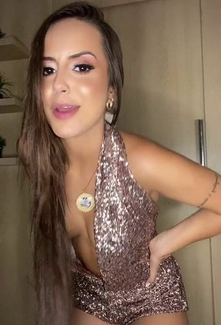 Más caliente Bianca Jesuino Enseña el culo sin brassière