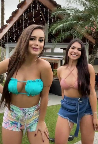 Hermosa Bianca Jesuino con Sujetador de Bikini