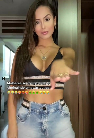 Hermosa Bianca Jesuino enseña escote con Top Corto