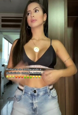 3. Hermosa Bianca Jesuino Enseña Escote Con Top Corto