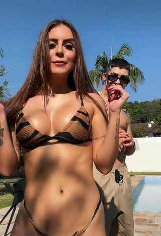 2. Hermosa Bianca Jesuino Enseña Escote Con Bikini Cebra