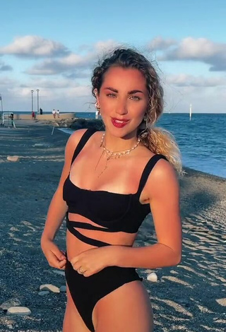 Guapísima Carlotta Fiasella Garbarino con Atractivos Bikini Negro en la playa