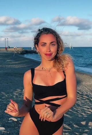 4. Guapísima Carlotta Fiasella Garbarino Con Atractivos Bikini Negro En La Playa