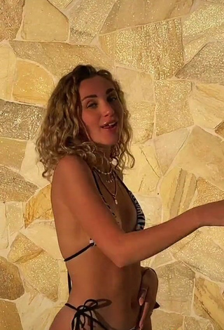 4. Preciosa Carlotta Fiasella Garbarino Enseña Escote Con Bikini Cebra