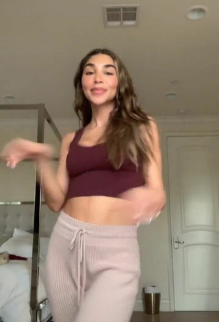 2. Caliente Chantel Jeffries Enseña Escote Con Top Corto Marrón