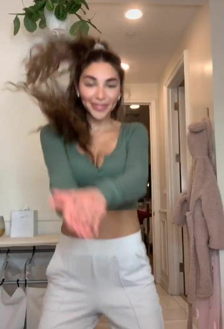 2. Guapísima Chantel Jeffries Enseña Escote Con Atractivos Top Corto Verde