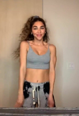 3. Atractiva Chantel Jeffries Enseña Escote Con Seductores Top Corto Gris