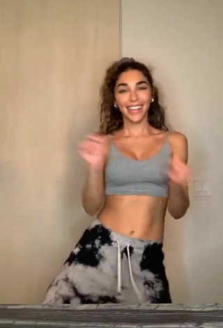 5. Atractiva Chantel Jeffries Enseña Escote Con Seductores Top Corto Gris