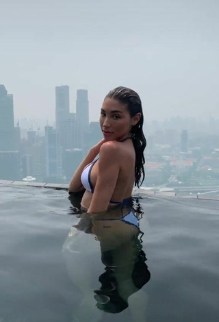 Caliente Chantel Jeffries enseña escote con Sujetador de Bikini en la piscina