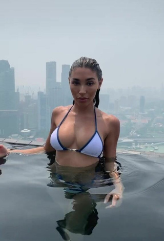 2. Caliente Chantel Jeffries Enseña Escote Con Sujetador De Bikini En La Piscina