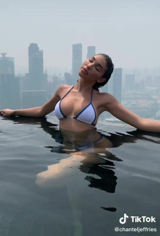 6. Caliente Chantel Jeffries Enseña Escote Con Sujetador De Bikini En La Piscina