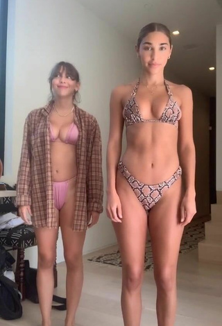 2. Caliente Chantel Jeffries Enseña Escote Con Bikini Serpiente Mientras Hace Ejercicios Deportivos