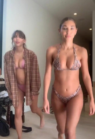 4. Caliente Chantel Jeffries Enseña Escote Con Bikini Serpiente Mientras Hace Ejercicios Deportivos