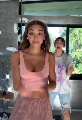 3. Adorable Chantel Jeffries Con Top Corto Rosa