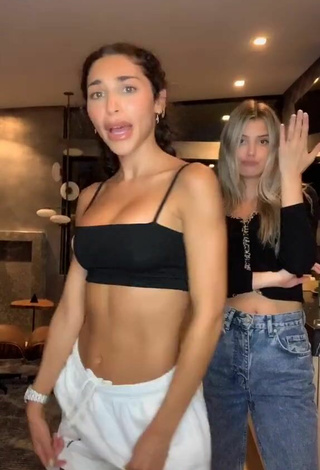 2. Atractiva Chantel Jeffries Enseña Escote Con Provocativos Top Corto Negro