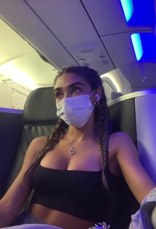 Sexy Chantel Jeffries enseña escote con Top Corto Negro