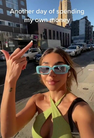 5. Preciosa Chantel Jeffries Enseña Escote Con Top Corto Verde Lima En Una Calle