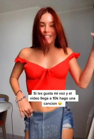 Atractiva Estephani enseña escote con Provocativos Top Corto Naranja