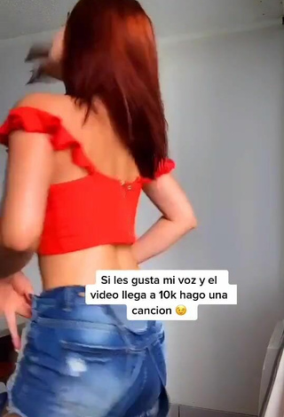 3. Atractiva Estephani Enseña Escote Con Provocativos Top Corto Naranja