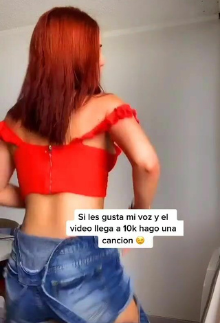 4. Atractiva Estephani Enseña Escote Con Provocativos Top Corto Naranja