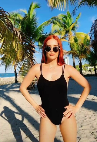 1. Más Caliente Estephani Enseña El Culo En La Playa Mientras Hace Twerking