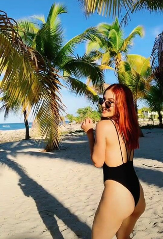 4. Más Caliente Estephani Enseña El Culo En La Playa Mientras Hace Twerking