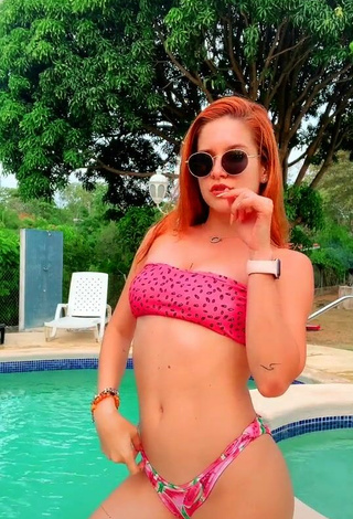 3. Increíble Estephani Con Bikini