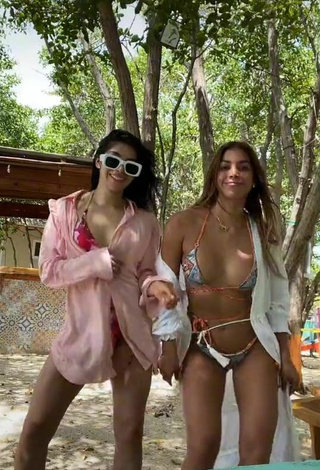 Sexy Dahian Lorena Muñoz Quiñones enseña escote con Bikini